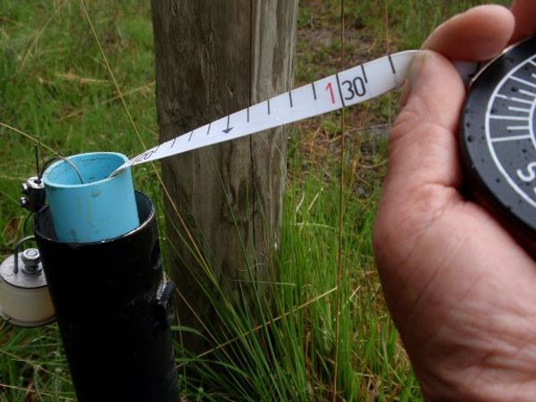 Het grondwaterpeil kan worden afgelezen met behulp van een peilbuis