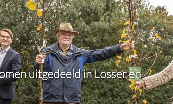 In Oldenzaal zijn er 168 bomen uitgedeeld aan 16 initiatieven. 110 van de provincie en de gemeente deed er nog 58 bij vanwege de grote belangstelling. Op de foto Theo von Pieckartz van de Groene Loper Oldenzaal tussen de wethouders.