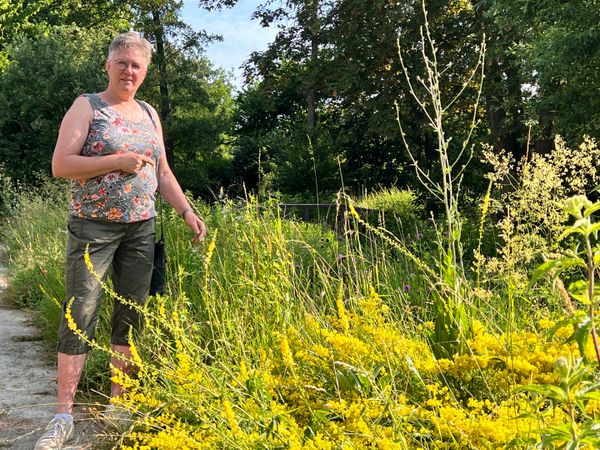Coördinator Annet van der Veen in de heemtuin