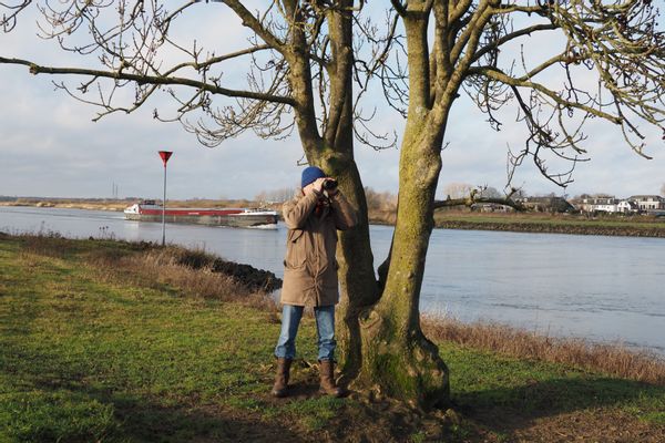 Evert Ruiter langs de IJssel in de Duursche Waarden